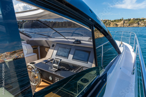 Obraz na płótnie luxury motor yacht cockpit view w salonie