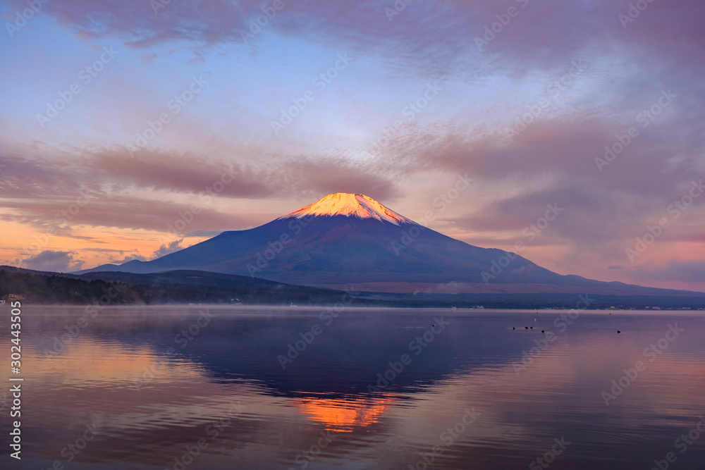 山中湖　朝焼けの逆さ富士