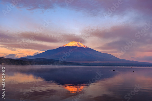 山中湖 朝焼けの逆さ富士