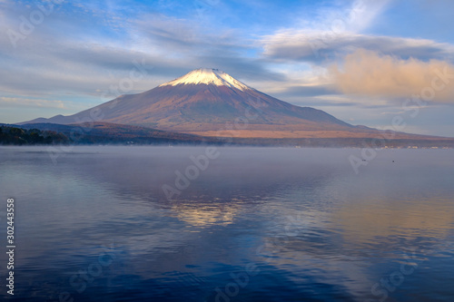 Fototapeta Naklejka Na Ścianę i Meble -  山中湖　朝の逆さ富士