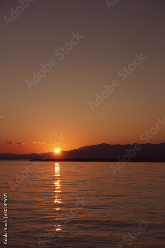 琵琶湖の夕陽です © 眞