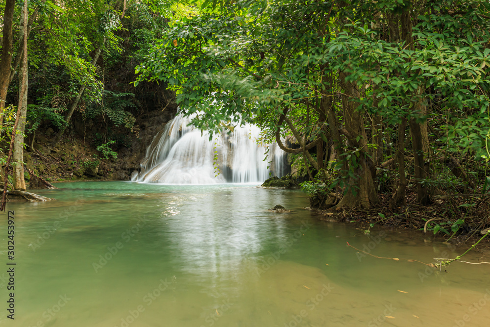 Naklejka premium Głęboki las wodospadu Huay Mae Kamin National Park w prowincji Kanchanaburi, Tajlandia.