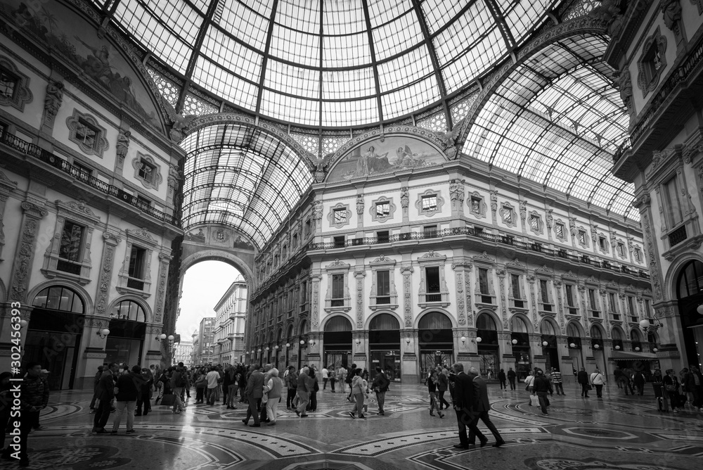 Naklejka premium Galleria Vittorio Emanuele Mediolan Włochy - obraz czarno-biały