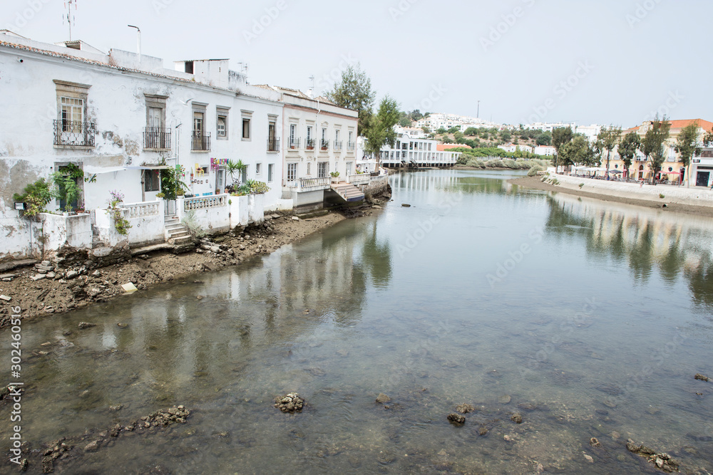 Naklejka premium Vistas de las casas de rio Gilao, Portugal