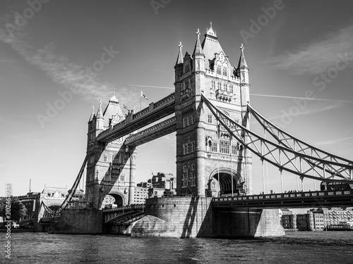 ロンドン　タワー・ブリッジ　モノクロ