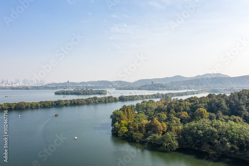 Fototapeta Naklejka Na Ścianę i Meble -  hangzhou west lake during autumn