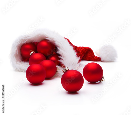 Rote Weihanchtskugel in einer WEihanchtsmütze