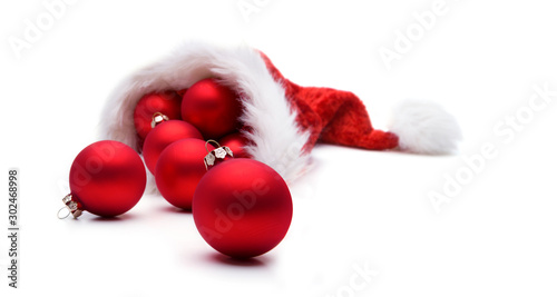 Rote Weihnachtskugel in einer Weihnachtsmütze