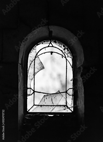 Fenster Glas Scherben zerbrochen Friedhof Grab alt Paris Frankreich Père-Lachaise schwarz weiß