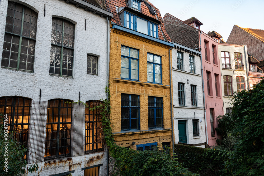 Façades de maisons de villes pittoresques, étroites et colorées 