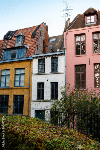 Façades de maisons de villes pittoresques, étroites et colorées 