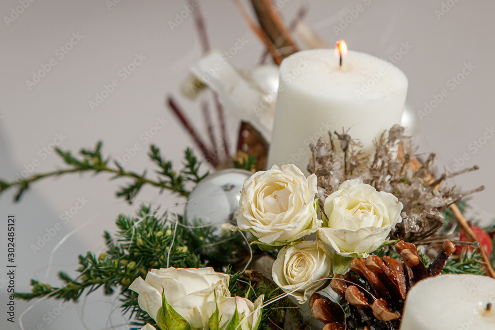 Obraz premium Christmas composition of flowers and Christmas decorations
