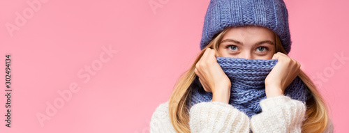 Canvastavla Mysterious blonde girl hiding her face with scarf