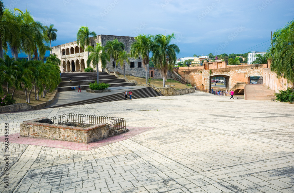 Obraz premium View of Alcazar de Colon (Columbus Alcazar) and San Diego Gate at Plaza de Espana Square in colonial area of Santo Domingo city, Dominican Republic