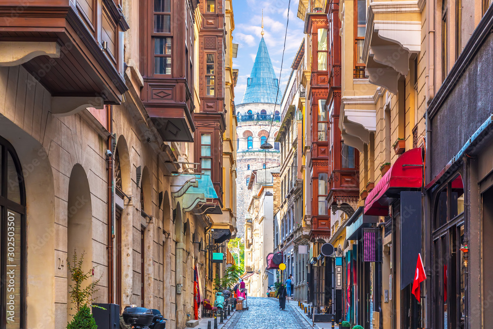 Obraz premium Wieża Galata w Stambule, widok z wąskiej uliczki