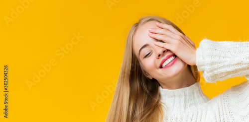 Billede på lærred Portrait of girl with closed eyes posing over yellow background