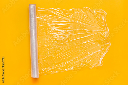 Fotografia Roll of transparent polyethylene food stretch film for packing products in kitchen