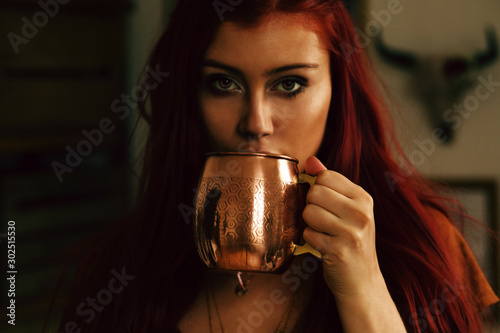 Photography Frau mit Kupfer Tasse trinkt