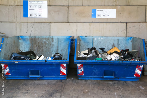 Große blaue Müllcontainer für Elektroschrott photo