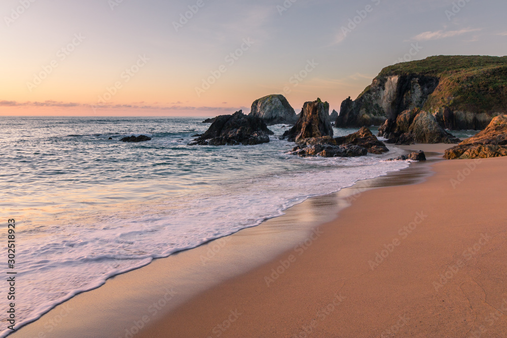 Atardecer sobre los acantilados de una playa del mar Atlántico, en la costa de Galicia, España.