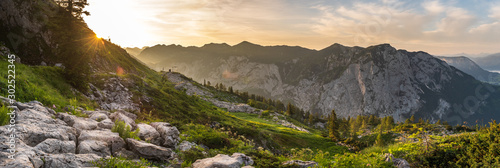 Sonnenaufgang am Loser im Ausseerland im Frühsommer mit einer Alm im Vordergrund und Blick in die Weite