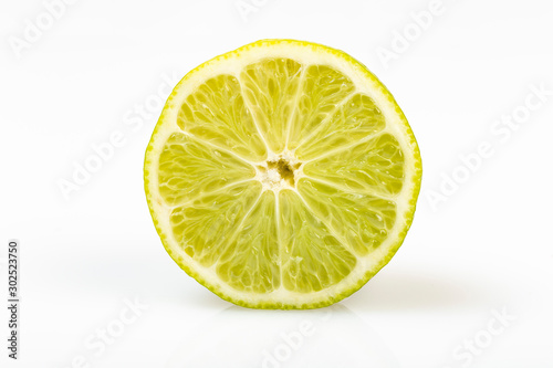 Limoni in primo piano su sfondo bianco