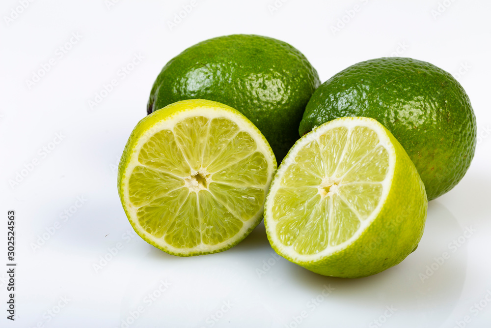 Gruppo di limoni e lime su sfondo bianco