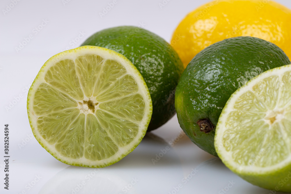 Gruppo di limoni e lime su sfondo bianco