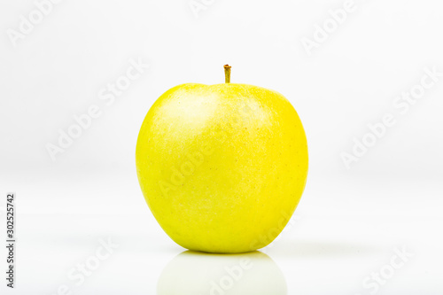 Primo piano di mela gialla