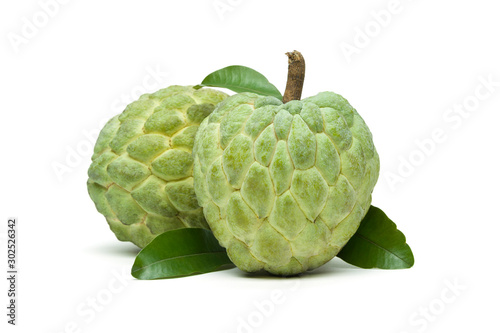 Foto Custard apple or sugar apple, two whole ripe exotic tropical fruits with green l