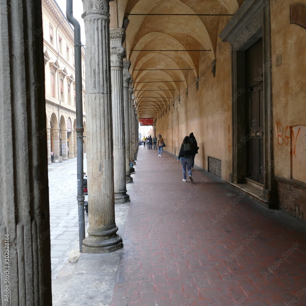 Veduta sotto i portici nella città di Bologna