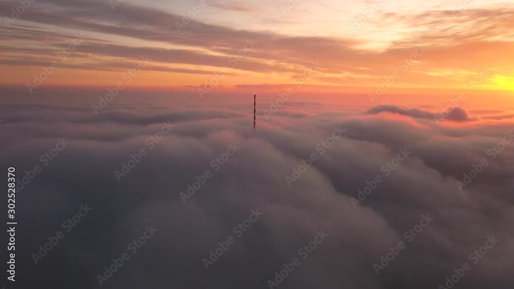 Fernseherturm am Alexanderplatz morgens früh mit dichtem Nebel.