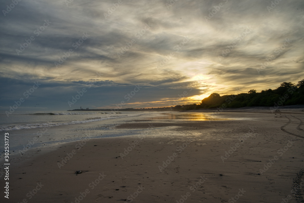 Romantischer Sonnenuntergang am einsamen Strand mit Spiegelung in Panama Karibik