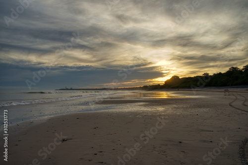 Romantischer Sonnenuntergang am einsamen Strand mit Spiegelung in Panama Karibik