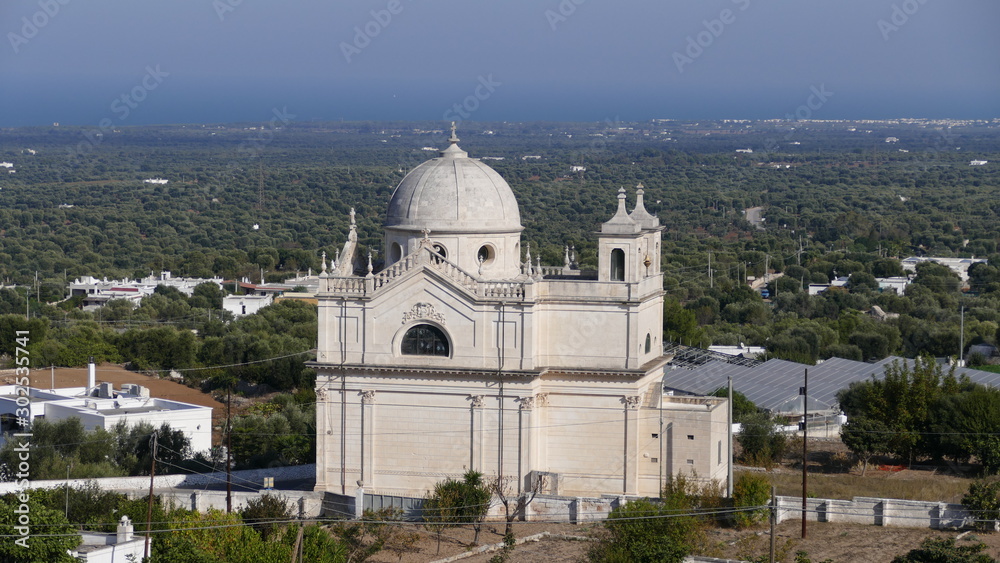 Veduta della campagna di Ostuni, Brindisi. Sud Italia. Sullo sfondo il Santuario Madonna della Grata