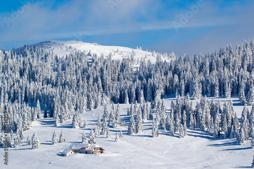 Paysage montagnes du Jura sous la neige photo
