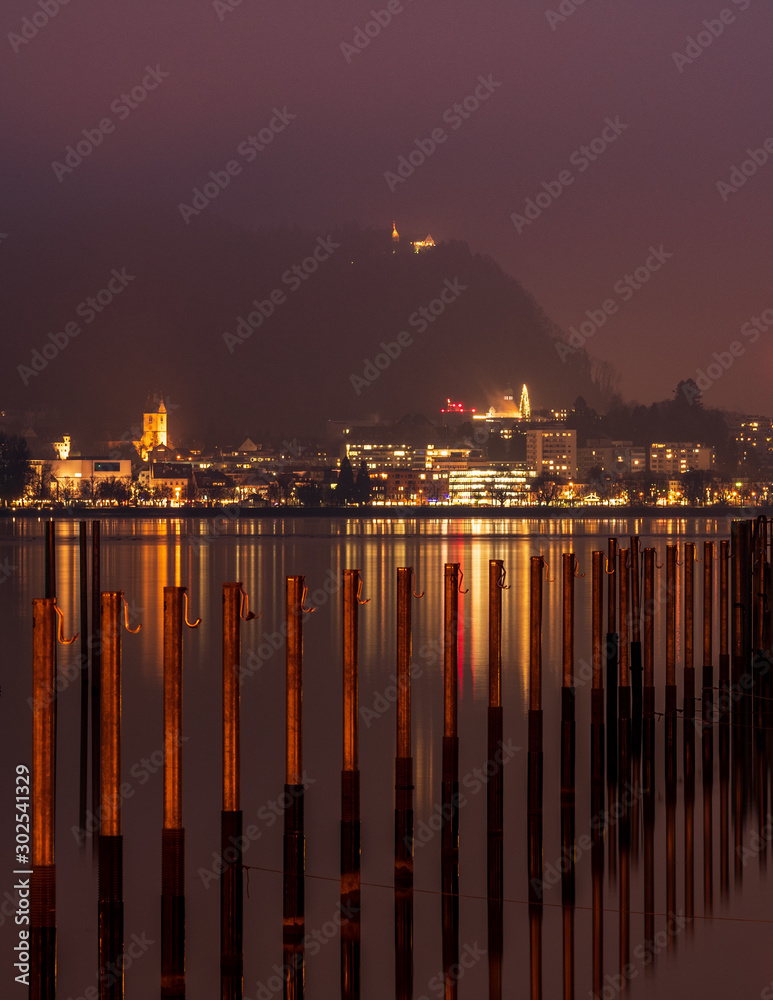 Fototapeta premium Bregenz bei Nacht