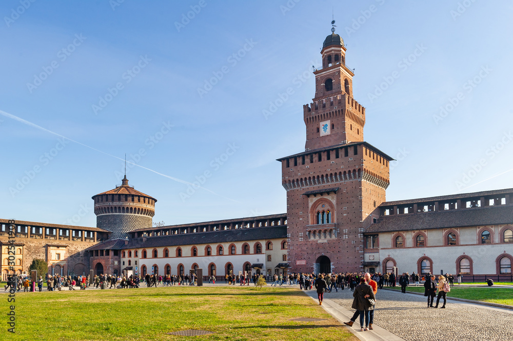 Fototapeta premium Zamek Sforzów (Castello Sforzesco) w Mediolanie we Włoszech