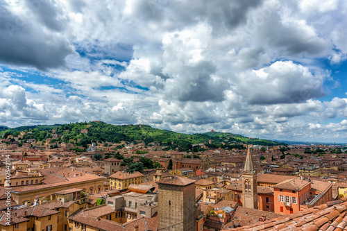 Un tappeto di nuvole Bologna, la città rossa, ed i suoi colli, la basilica di San Luca sullo sfondo