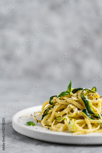 Canvastavla Pasta linguine with zucchini, basil, cream, black pepper and par