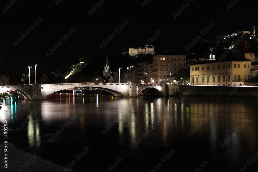 Le Pont Bonaparte sur la rivière Saône à Lyon la nuit - Département du Rhône - France