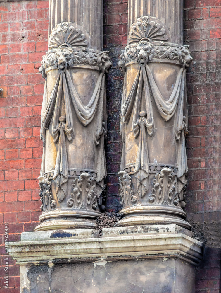 Obraz premium Carved Columns