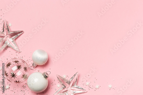 Weihnachtsdekoration auf rosa Hintergrund, Top View, Christmas decoration on pink background