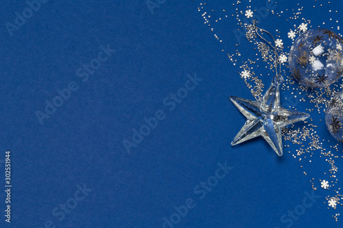 Weihnachtsdekoration auf blauem Hintergrund, Top View, Christmas decoration on blue background