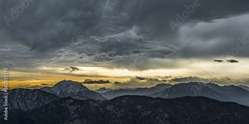 Berge mit Wolken