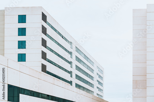 Facade of a white building with simple and minimalist straight lines.