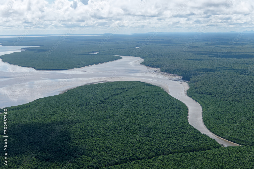 Vue aérienne de l'océan Atlantique et rivière de Kaw en forêt