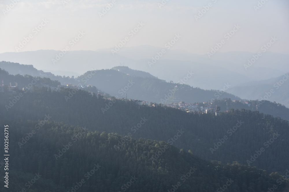 インドのヒマラヤ山岳地帯　シムラーの街並み　美しい山と森林と青空