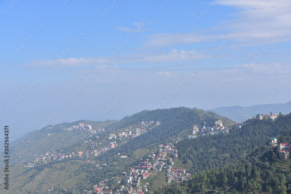 Naklejka premium インドのヒマラヤ山岳地帯 シムラーの街並み 美しい山と青空