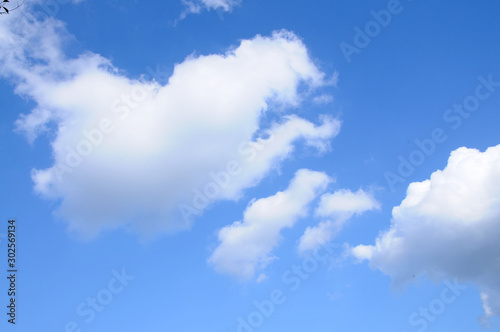 青空と雲、空、雲、ふわふわ、快晴、くも、青、風、大空 © Joe